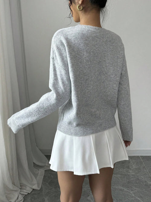 3D floral knit sweater with round neck and soft casual fit